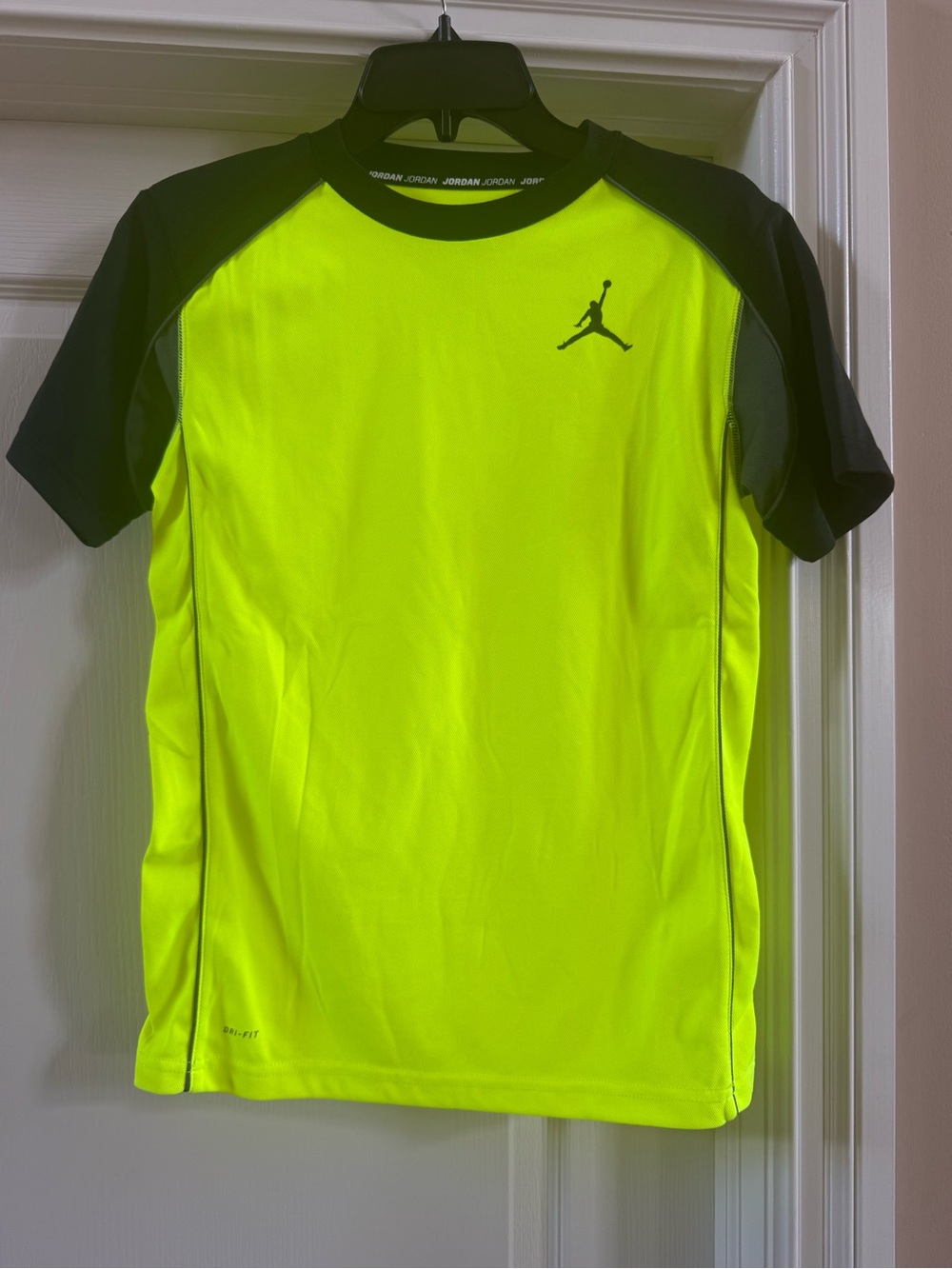 Jordan Boys Training Dri-FIT Fitted Shirt Yellow Black Size Large Youth